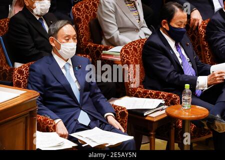 Tokio, Japan. Januar 2021. Japans Ministerpräsident Yoshihide Suga nimmt an der Sitzung des Haushaltsausschusses des Oberhauses im Nationaldiät Teil. Quelle: Rodrigo Reyes Marin/ZUMA Wire/Alamy Live News Stockfoto