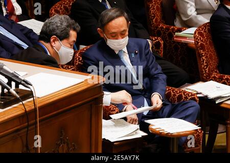 Tokio, Japan. Januar 2021. Japans Ministerpräsident Yoshihide Suga nimmt an der Sitzung des Haushaltsausschusses des Oberhauses im Nationaldiät Teil. Quelle: Rodrigo Reyes Marin/ZUMA Wire/Alamy Live News Stockfoto