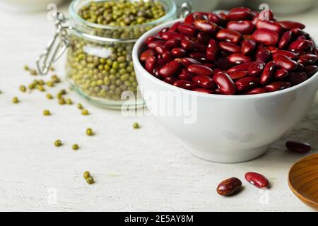 Rohes Getreide oder Bohnen in Gläsern aus nächster Nähe. Vegane und vegetarische Speisen. Stockfoto