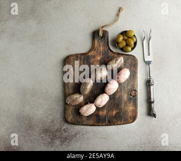 spanische Küche - Würstchen auf dem Schneidebrett - butifarra blanca und Morcilla de cebolla Stockfoto