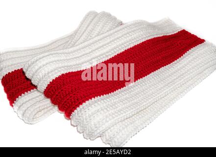 Strickschal weiß rot weiß isoliert auf weißem Hintergrund Stockfoto