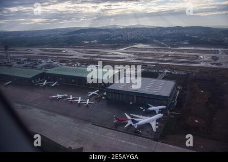 Istanbul, Türkei. Januar 2021. Dieses Bild vom 27. Januar 2021 zeigt eine Luftaufnahme von Turkish Pegasus Airlines auf dem Asphalt am Sabiha International Airport in Istanbul, Türkei. (Foto von Mouneb Taim/INA Photo Agency/Sipa USA) Quelle: SIPA USA/Alamy Live News Stockfoto