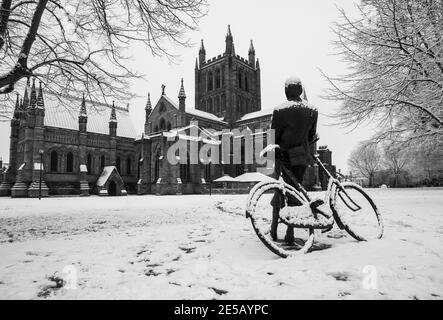 Edward Elgar Statue in einer schneebedeckten Kathedrale Close, Hereford UK. Januar 2021. Stockfoto