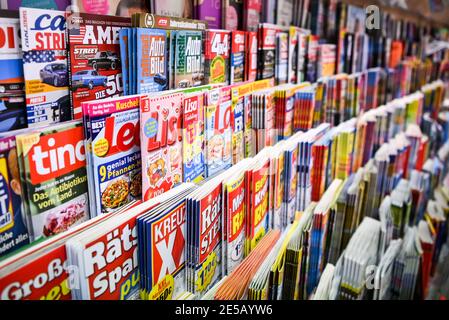 Berlin, Deutschland. Januar 2021. Zeitschriften und Zeitschriften werden in einem Zeitschriftenladen angeboten. Quelle: Jens Kalaene/dpa-Zentralbild/ZB/dpa/Alamy Live News Stockfoto