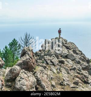 Abenteuerurlaub auf den Äolischen Inseln - Blick auf die Mittelmeer von Monte Fossa auf Salina Stockfoto