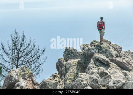 Abenteuerurlaub auf den Äolischen Inseln - Blick auf die Mittelmeer von Monte Fossa auf Salina Stockfoto