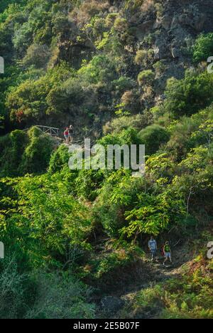 Abenteuerurlaub auf den Äolischen Inseln - Wanderer abfahren Monte Fossa auf Salina Stockfoto