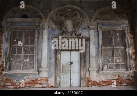 Alte Eingangstür mit Emblem oben auf der rechten Seite der alten Festung Burg im Dorf Pidhirtsi in Lviv Region, Ukraine Stockfoto