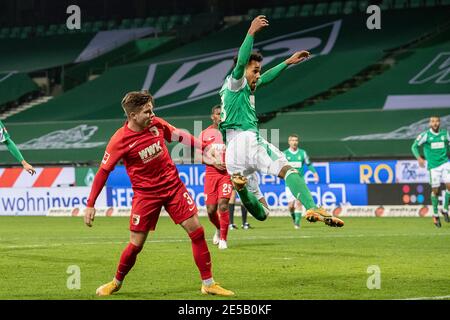 Theodor GEBRE SELASSIE (HB, vorne rechts) schoss spektakulär das Tor zu 1:0, Mads PEDERSEN (A) konnte es nicht verhindern; Fußball 1. Bundesliga, 16. Spieltag, SV Werder Bremen (HB) - FC Augsburg (A) 2: 0, am 16. Januar 2021 in Bremen/Deutschland. Die DFL-Vorschriften verbieten die Verwendung von Fotos als Bildsequenzen und/oder quasi-Video weltweit Stockfoto