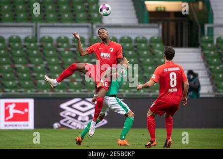 Reece OXFORD (A, l.) In Duellen, Luftkampf mit Davie SELKE (HB, Mi.) bewundert von Rani KHEDIRA (A); Fußball 1. Bundesliga, 16. Spieltag, SV Werder Bremen (HB) - FC Augsburg (A) 2: 0, am 16. Januar 2021 in Bremen/Deutschland. Die DFL-Vorschriften verbieten die Verwendung von Fotos als Bildsequenzen und/oder quasi-Video weltweit Stockfoto