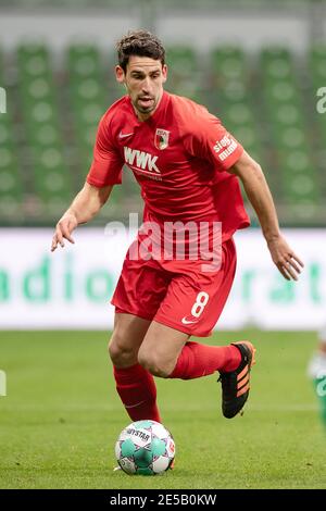 Rani KHEDIRA (A) im Einsatz mit Ball; Fußball 1. Bundesliga, 16. Spieltag, SV Werder Bremen (HB) - FC Augsburg (A) 2: 0, am 16. Januar 2021 in Bremen. Die DFL-Vorschriften verbieten die Verwendung von Fotos als Bildsequenzen und/oder quasi-Video weltweit Stockfoto