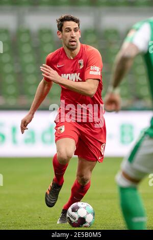 Rani KHEDIRA (A) im Einsatz mit Ball; Fußball 1. Bundesliga, 16. Spieltag, SV Werder Bremen (HB) - FC Augsburg (A) 2: 0, am 16. Januar 2021 in Bremen. Die DFL-Vorschriften verbieten die Verwendung von Fotos als Bildsequenzen und/oder quasi-Video weltweit Stockfoto