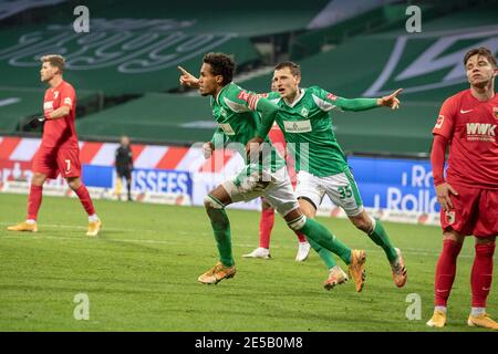 Theodor GEBRE SELASSIE (HB, vorne links) läuft jubelnd nach seinem Tor auf 1:0, begleitet von Maximilian EGGESTEIN (HB); rechts: Mads PEDERSEN (A), frustriert; Torjubel; Fußball 1. Bundesliga, 16. Spieltag, SV Werder Bremen (HB) - FC Augsburg (A) 2: 0, am 16. Januar 2021 in Bremen/Deutschland. Die DFL-Vorschriften verbieten die Verwendung von Fotos als Bildsequenzen und/oder quasi-Video weltweit Stockfoto