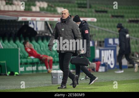 Trainer Heiko HERRLICH (A) geht nach dem Schlusspfiff enttäuscht in Richtung Kabine; Fußball 1. Bundesliga, 16. Spieltag, SV Werder Bremen (HB) - FC Augsburg (A) 2: 0, am 16. Januar 2021 in Bremen/Deutschland. Die DFL-Vorschriften verbieten die Verwendung von Fotos als Bildsequenzen und/oder quasi-Video weltweit Stockfoto