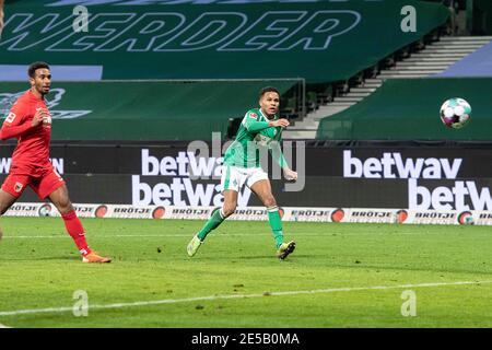 Felix AGU (HB, r.) Erzielt das Tor 2:0, Noah Joel SARENREN BAZEE (A) kommt zu spät (spät); Torschuss; Fußball 1. Bundesliga, 16. Spieltag, SV Werder Bremen (HB) - FC Augsburg (A) 2:0, am 16. Januar 2021 in Bremen/Deutschland. Die DFL-Vorschriften verbieten die Verwendung von Fotos als Bildsequenzen und/oder quasi-Video weltweit Stockfoto