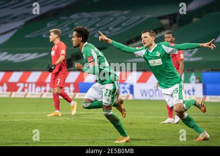 Theodor GEBRE SELASSIE (HB, vorne links) läuft jubelnd nach seinem Tor auf 1:0, begleitet von Maximilian EGGESTEIN (HB); rechts: Goaljubel; Fußball 1. Bundesliga, 16. Spieltag, SV Werder Bremen (HB) - FC Augsburg (A) 2: 0, am 16. Januar 2021 in Bremen/Deutschland. Die DFL-Vorschriften verbieten die Verwendung von Fotos als Bildsequenzen und/oder quasi-Video weltweit Stockfoto