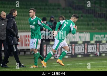 Milot RASHICA (HP, r.) Nach einer langen Verletzungspause zum ersten Mal zurückgekehrt, wurde gegen Kevin MOEHWALD (MOHWALD) (HB) ersetzt; Substitution, Substitution; Fußball 1. Bundesliga, 16. Spieltag, SV Werder Bremen (HB) - FC Augsburg (A) 2: 0, am 16. Januar 2021 in Bremen/Deutschland. Die DFL-Vorschriften verbieten die Verwendung von Fotos als Bildsequenzen und/oder quasi-Video weltweit Stockfoto