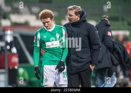 Trainer Florian KOHFELDT (HB) umarmt seinen Spieler Joshua SARGENT (HB), der deprimiert, niedergeschlagen wirkt, ihm Mut, Trost, Trost, Mut macht; Fußball 1. Bundesliga, 16. Spieltag, SV Werder Bremen (HB) - FC Augsburg (A) 2: 0, am 16. Januar 2021 in Bremen/Deutschland. Die DFL-Vorschriften verbieten die Verwendung von Fotos als Bildsequenzen und/oder quasi-Video weltweit Stockfoto