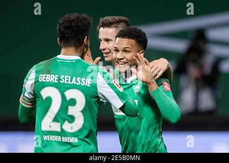 Jubel an Felix AGU (HB, r.), freut sich nach seinem Tor 2-0 mit Theodor GEBRE SELASSIE (HB, l.) und Marco FRIEDL (HB); Halbfigur, Halbfigur; Torjubel; Fußball 1. Bundesliga, 16. Spieltag, SV Werder Bremen (HB) - FC Augsburg (A) 2: 0, am 16. Januar 2021 in Bremen/Deutschland. Die DFL-Vorschriften verbieten die Verwendung von Fotos als Bildsequenzen und/oder quasi-Video weltweit Stockfoto
