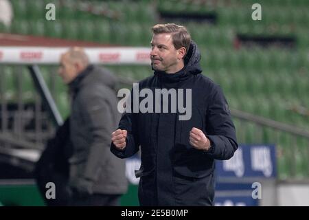 Trainer Florian KOHFELDT (HB) schlingt beim Finalpfiff die Fäuste, jubelt, kämpft wie eine Faust; im Hintergrund Trainer Heiko HERRLICH (A); Fußball 1. Bundesliga, 16. Spieltag, SV Werder Bremen (HB) - FC Augsburg (A) 2: 0, am 16. Januar 2021 in Bremen/Deutschland. Die DFL-Vorschriften verbieten die Verwendung von Fotos als Bildsequenzen und/oder quasi-Video weltweit Stockfoto