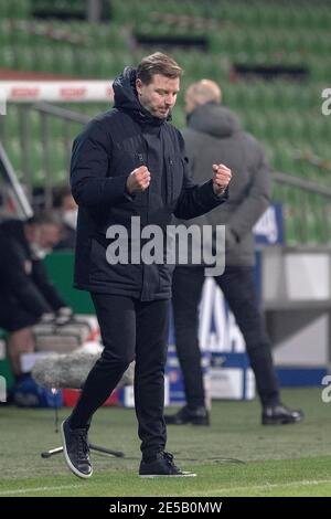 Trainer Florian KOHFELDT (HB) schlingt beim Schlusspfiff die Fäuste, jubelt, kämpft wie eine Faust; Fußball 1. Bundesliga, 16. Spieltag, SV Werder Bremen (HB) - FC Augsburg (A) 2: 0, am 16. Januar 2021 in Bremen/Deutschland. Die DFL-Vorschriften verbieten die Verwendung von Fotos als Bildsequenzen und/oder quasi-Video weltweit Stockfoto
