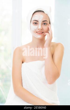 Schöne Frau mit einer Gesichtsbehandlung kosmetischen Peeling Behandlung von professionellen Dermatologen im Wellness-Spa. Anti-Aging, Gesichtspflege und Luxus Stockfoto