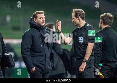 Trainer Florian KOHFELDT (HB, l.) hört Anweisungen und Anweisungen von Schiedsrichter Sascha STEGEMANN (GER); Instruktion, Instruktion; Fußball 1. Bundesliga, 16. Spieltag, SV Werder Bremen (HB) - FC Augsburg (A) 2: 0, am 16. Januar 2021 in Bremen/Deutschland. Die DFL-Vorschriften verbieten die Verwendung von Fotos als Bildsequenzen und/oder quasi-Video weltweit Stockfoto