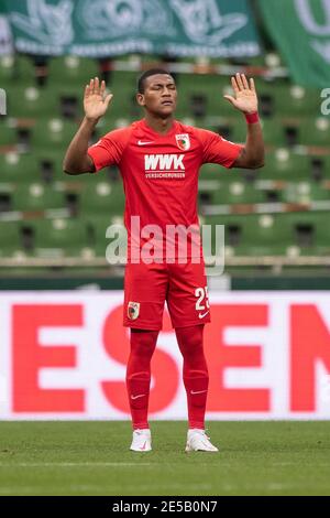 Carlos GRUEZO (A) hebt im Gebet kurz vor Spielbeginn die Arme; betet, Glaube, Religion, Glauben, Hingabe, Gebet, Religion, Religion; Fußball 1. Bundesliga, 16. Spieltag, SV Werder Bremen (HB) - FC Augsburg (A) 2: 0, am 16. Januar 2021 in Bremen. Die DFL-Vorschriften verbieten die Verwendung von Fotos als Bildsequenzen und/oder quasi-Video weltweit Stockfoto