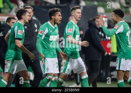 Theodor GEBRE SELASSIE (HB, 2. V.l.n.r.) schreit seine Freude nach seinem Tor auf 1:0 Felix AGU (HB, r.) Entversus, der später das 2:0 erzielte, begleitet von den Mitspielern Milos VELJKOVIC (HB, l.) und Marco FRIEDL (HB, 2. V.l.); Halbfigur, Halbfigur; Torjubel; Fußball 1. Bundesliga, 16. Spieltag, SV Werder Bremen (HB) - FC Augsburg (A) 2:0, am 16. Januar 2021 in Bremen/Deutschland. Die DFL-Vorschriften verbieten die Verwendung von Fotos als Bildsequenzen und/oder quasi-Video weltweit Stockfoto