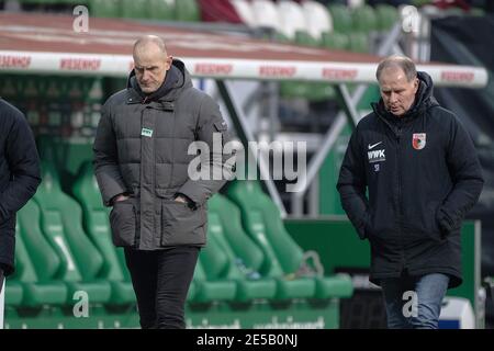 Trainer Heiko HERRLICH (A, l.) und Manager, Sportmanager, Stefan REUTER (A) gehen nachdenklich in Richtung Kabine; Halbfigur, Halbfigur; Fußball 1. Bundesliga, 16. Spieltag, SV Werder Bremen (HB) - FC Augsburg (A) 2: 0, am 16. Januar 2021 in Bremen/Deutschland. Die DFL-Vorschriften verbieten die Verwendung von Fotos als Bildsequenzen und/oder quasi-Video weltweit Stockfoto