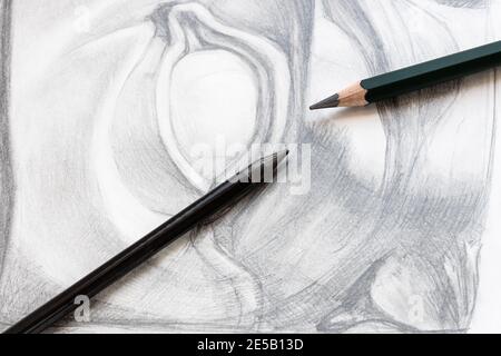 Zwei verschiedene Graphitstifte auf handgezeichneter akademischer Zeichnung des Männchens Nahaufnahme der Augen Stockfoto