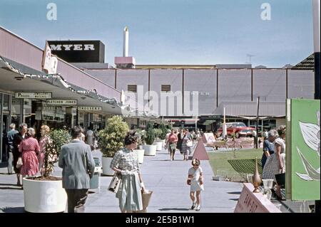 Ein australisches Einkaufszentrum im Jahr 1961. Chadstone Shopping Centre (‘Chaddy’) ist ein großes regionales Einkaufszentrum im südöstlichen Vorort Malvern East, Melbourne, Victoria, Australien. Chadstone Shopping Centre ist das größte Einkaufszentrum in Australien und behauptet, das größte in der südlichen Hemisphäre zu sein. Das Zentrum wurde 1960 eröffnet und war das erste eigenständige regionale Einkaufszentrum in Melbourne. Es umfasst Ankerläden wie die Kaufhäuser Myer und David Jones. Stockfoto