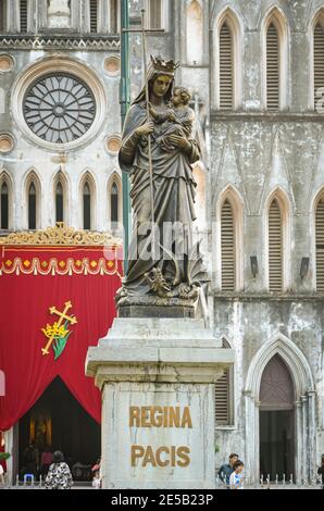 Eine Statue der Jungfrau Maria vor der St. Josephs Kathedrale, Hanoi, Vietnam Stockfoto