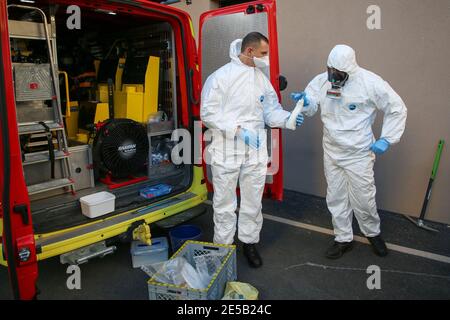 Marseille, Frankreich. Januar 2021. Mitarbeiter des Gesundheitswesens, die eine persönliche Schutzausrüstung tragen, bereiten sich auf die Entnahme von Abwasserproben aus dem Abwasserkanal eines Altersheims in Marseille vor. Die COMETE-Einheit (Covid Marseille Environmental Testing Expertise) sammelt Proben von Abwasser an verschiedenen Stellen in der Stadt, um die Stadtteile, Schulen oder bestimmte Gebäude zu bestimmen, die durch Covid-19 kontaminiert wurden. Kredit: SOPA Images Limited/Alamy Live Nachrichten Stockfoto
