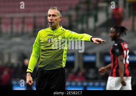 Mailand, Italien. Januar 2021. Schiedsrichter Paolo Valeri punktierte im Coppa Italia-Spiel zwischen Inter und AC Mailand in San Siro in Mailand auf dem Strafplatz. (Foto Kredit: Gonzales Foto/Alamy Live News Stockfoto