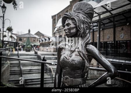 Amy Winehouse Statue auf dem Camden Market in London, Großbritannien. Stockfoto