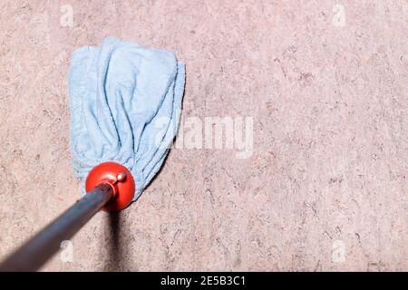 Standpunkt der Mopp ist Abwischen Linoleum Boden bei Zu Hause Stockfoto