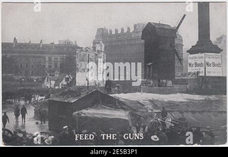 Feed the Guns: Postkarte für den Verkauf von Kriegsanleihen während des Ersten Weltkriegs. Das Bild auf der Karte zeigt ein verspottetes, ruiniertes französisches Dorf, das 1918 auf dem Trafalgar Square als Teil der Spendenaktion erbaut wurde Stockfoto