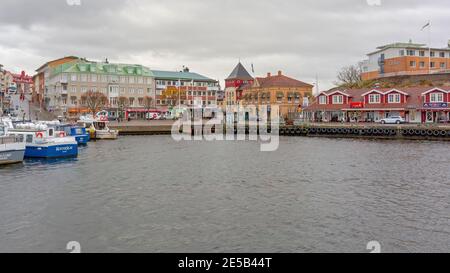 Stromstad, Schweden - 1. November 2016: Kleine Stadt Wasserdock am Herbst in Stromstad, Schweden. Stockfoto