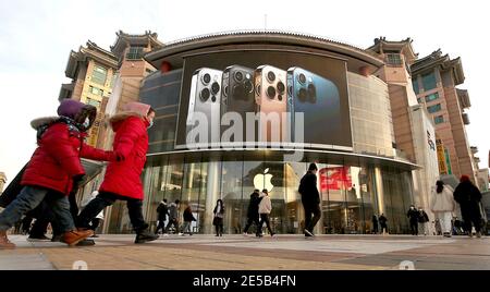 Peking, China. Januar 2021. Am Mittwoch, den 27. Januar 2021, laufen Chinesen in einem beliebten, internationalen Einkaufszentrum in Peking an einem Apple Showroom vorbei. Apple berichtete eine starke Nachfrage für das iPhone 12 in China, Abschluss 2020, mit dem Umsatz voraussichtlich robust für die iPhone 12-Familie von Geräten im Jahr 2021. Foto von Stephen Shaver/UPI Kredit: UPI/Alamy Live Nachrichten Stockfoto