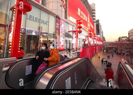 Peking, China. Januar 2021. Am Mittwoch, den 27. Januar 2021, besuchen Chinesen einen normalerweise geschäftigen, internationalen Luxus-Shopping-platz in Peking. Chinas Hauptstadt wurde wegen neuer Coronavirus-Infektionen in der Stadt auf eine Halbsperre gesetzt. Foto von Stephen Shaver/UPI Kredit: UPI/Alamy Live Nachrichten Stockfoto