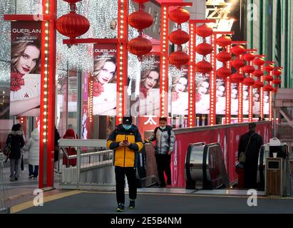 Peking, China. Januar 2021. Am Mittwoch, den 27. Januar 2021, besuchen Chinesen einen normalerweise geschäftigen, internationalen Luxus-Shopping-platz in Peking. Chinas Hauptstadt wurde wegen neuer Coronavirus-Infektionen in der Stadt auf eine Halbsperre gesetzt. Foto von Stephen Shaver/UPI Kredit: UPI/Alamy Live Nachrichten Stockfoto