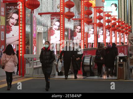 Peking, China. Januar 2021. Am Mittwoch, den 27. Januar 2021, besuchen Chinesen einen normalerweise geschäftigen, internationalen Luxus-Shopping-platz in Peking. Chinas Hauptstadt wurde wegen neuer Coronavirus-Infektionen in der Stadt auf eine Halbsperre gesetzt. Foto von Stephen Shaver/UPI Kredit: UPI/Alamy Live Nachrichten Stockfoto