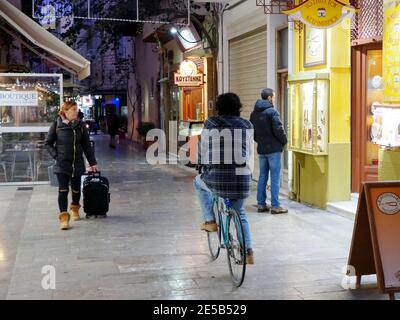 Nachtszene mit Fußgängern und Radfahrern in Nafplio, Peloponnes, Griechenland Stockfoto