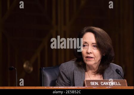 Washington, USA. Januar 2021. US-Senatorin Maria Cantwell, D-WA, fragt die ehemalige Gouverneurin von Michigan, Jennifer Granholm, während der Anhörung des Senats für Energie und natürliche Ressourcen, um ihre Ernennung zum Energieminister am 27. Januar 2021 auf dem Capitol Hill in Washington, DC, zu prüfen. (Foto von Pool/Sipa USA) Quelle: SIPA USA/Alamy Live News Stockfoto