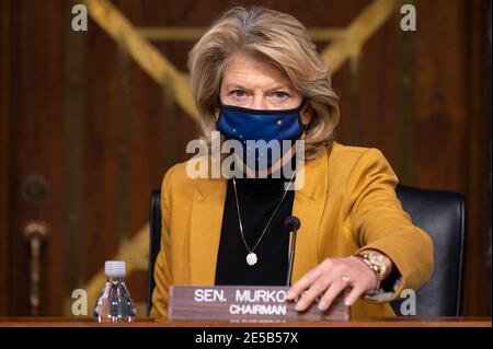 Die Vorsitzende Lisa Murkowski, R-Alaksa, kommt zu einer Anhörung, um die Ernennung der ehemaligen Gouverneurin von Michigan, Jennifer Granholm, zur Energieministerin, auf dem Capitol Hill in Washington, DC, am 27. Januar 2021 zu prüfen. (Foto von Pool/Sipa USA) Stockfoto