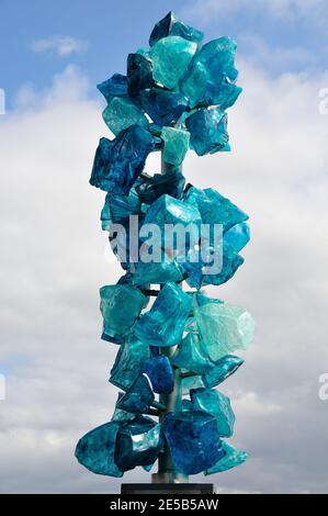 Einer der 2 Kristalltürme an der Chihuly Bridge of Glass in Tacoma, WA Stockfoto