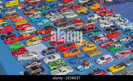 Nizza, Frankreich - 29. Januar 2018: Große Sammlung von bunten Spielzeugautos zum Verkauf auf dem Flohmarkt Brocante in Nizza, Frankreich. Stockfoto