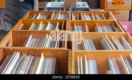 Nice, Frankreich - 29. Januar 2018: LP Vinyl Records in Boxen auf dem Cours Saleya Flohmarkt in Nizza, Frankreich. Stockfoto