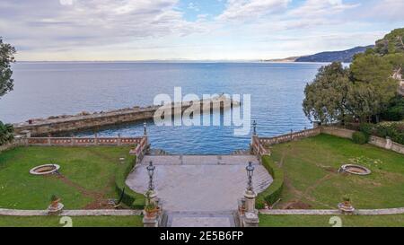 Triest, Italien - 7. März 2020: Sphinx von Miramare am Dock Adriatic Sea Blick vom historischen Schloss Miramare in der Nähe von Triest, Italien. Stockfoto